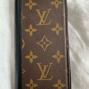 Louis Vuitton IPhone11 Folio with black leather. Minimal use. Authentic.